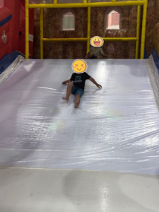 ゆめタウン東広島のキッズランドの滑り台で遊ぶ小学生