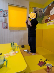 カラオケのまねきねこのキッズルームで歌う小学生