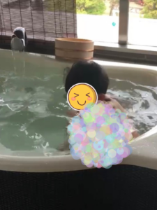 宮島グランドホテル有もとの客室露天風呂に入る子供