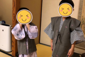 宮島グランドホテル有もとの子供用浴衣を着る子供。