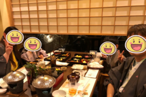 宮島グランドホテル有もとの個室で食べる夕食。