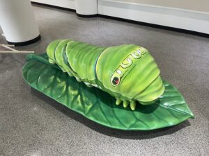 広島市森林公園こんちゅう館の芋虫のオブジェ