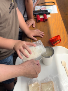 トムミルクファームでバター作り