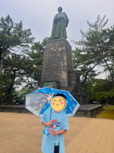 坂本龍馬像を見学する小学生