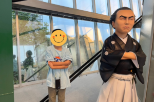 坂本龍馬記念館で坂本龍馬と並ぶ小学生