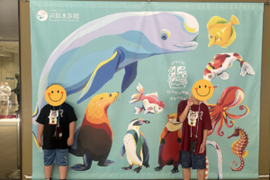 宮島水族館で記念撮影をする小学生