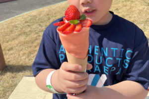 みろくの里でクレープを食べる小学生