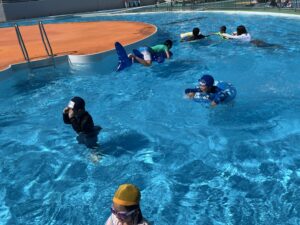 HAKUWAファミリープールの流れるプールで遊ぶ子どもたちの様子