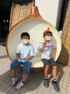 玉ねぎのベンチに座る小学生