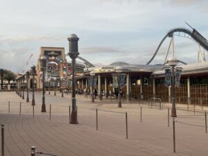 朝のUSJ、保安検査場前の様子
