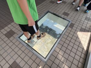 渦の道の床ガラスを歩く小学生