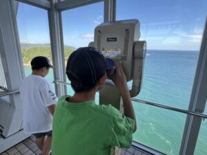渦の道で望遠鏡を覗く小学生