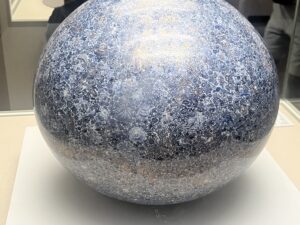 広島県立美術館のポケモン×工芸展の球体の展示品