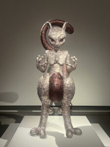 広島県立美術館のポケモン×工芸展のミュウツーの展示品