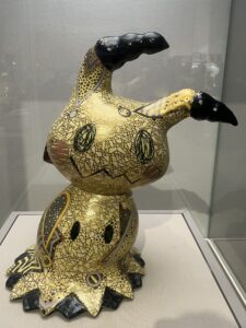 広島県立美術館のポケモン×工芸展のミミッキュの展示品