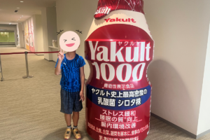 岡山和気ヤクルト工場のヤクルトオブジェと小学生